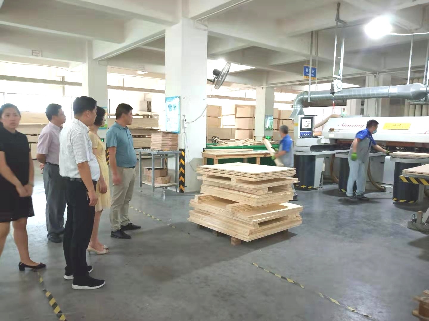 王天佑董事長帶領區領導參觀公司生產車間 王天佑董事長帶領區領導參觀公司生產車間