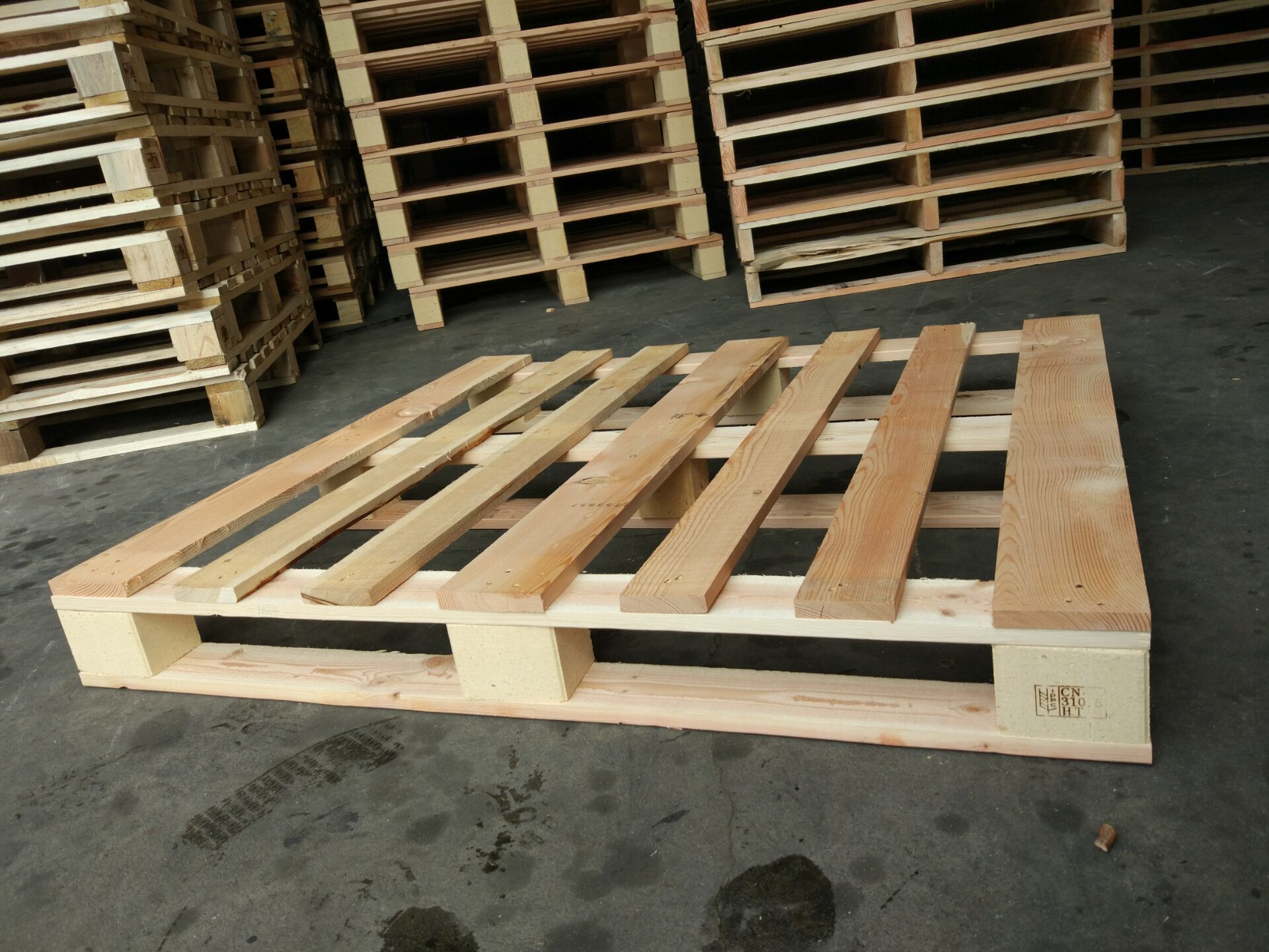 膠合板托盤和實木托盤相比